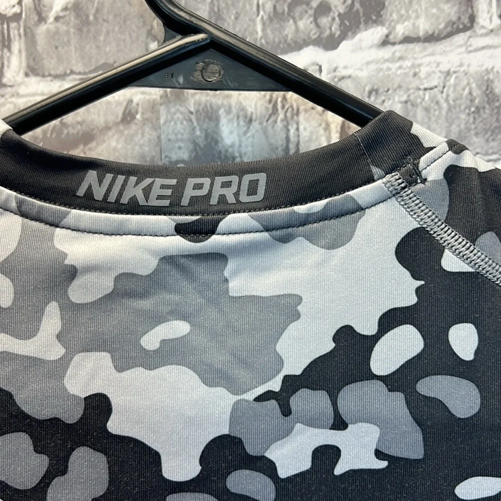 Nike Pro‎ shirt
